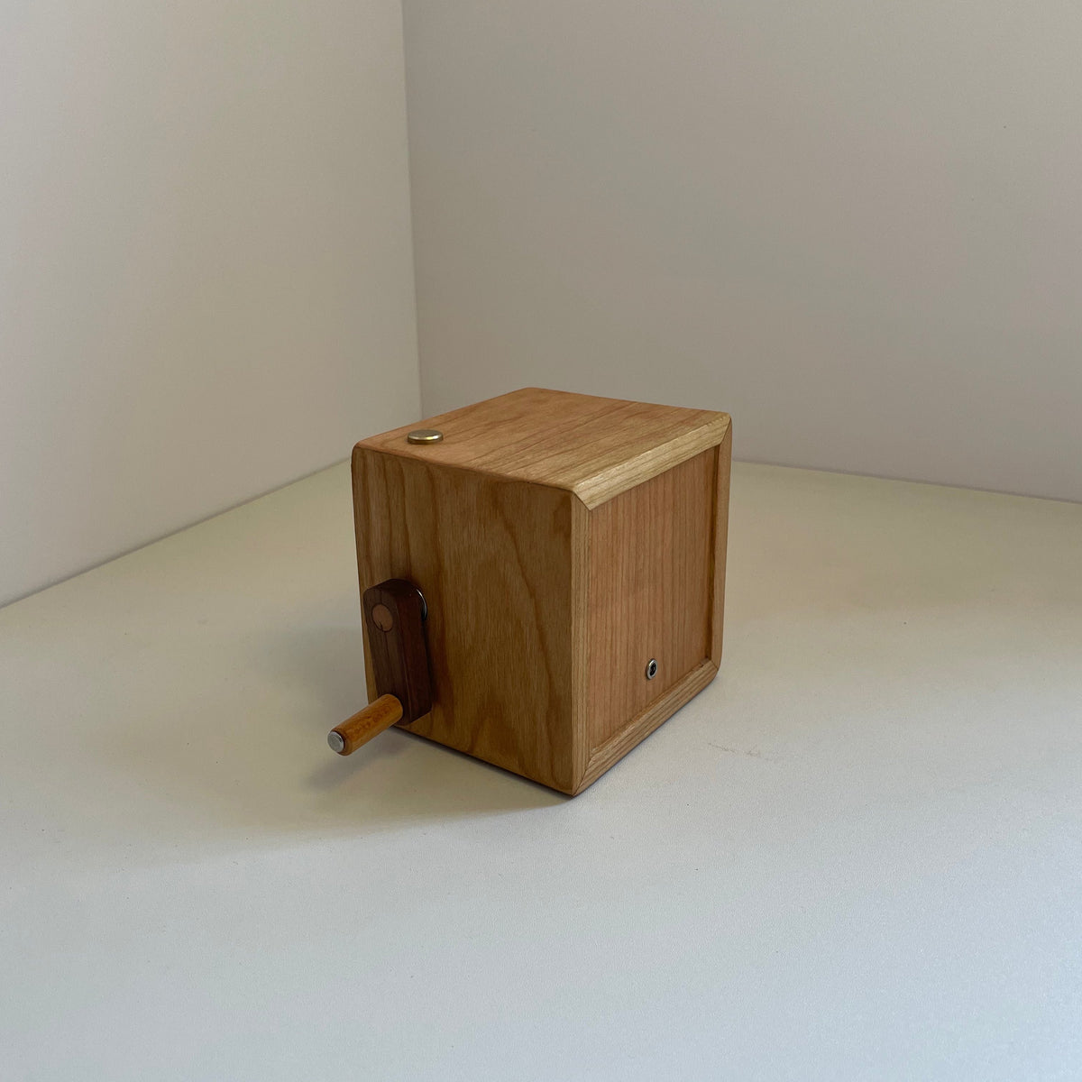 DIY Hand-Crank Dynamic Photo Frame with LED Light