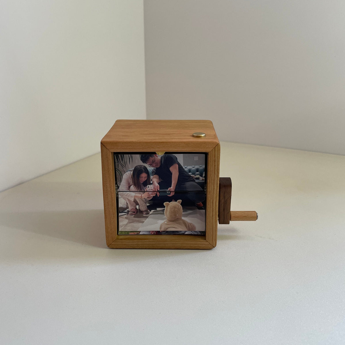 DIY Hand-Crank Dynamic Photo Frame with LED Light